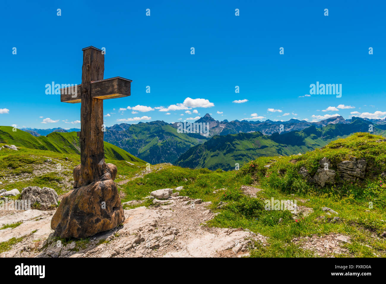 Bergkreuz, Koblat am Laufbichelsee, dahinter der Hochvogel (2592m), Allgaeuer Alpen, Allgaeu, Bayern, Deutschland, Europa Stock Photo