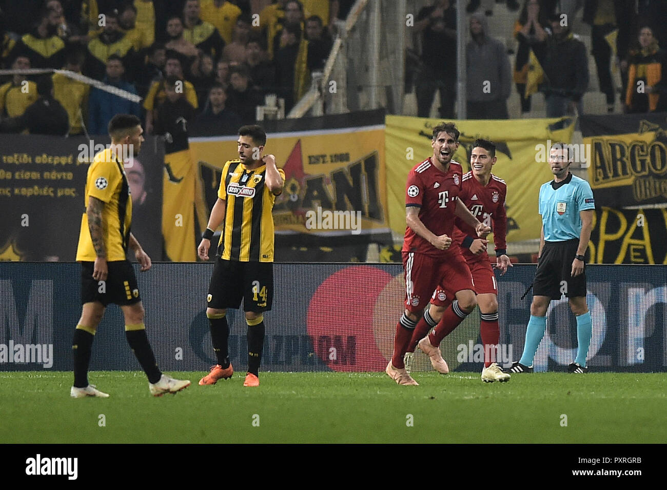 23 October 2018, Greece, Athens: Soccer: Champions League, AEK Athens -  Bayern Munich, Group stage, Group E, Matchday 3. Javi Martinez (3rd from  left) of FC Bayern Munich cheers his goal to
