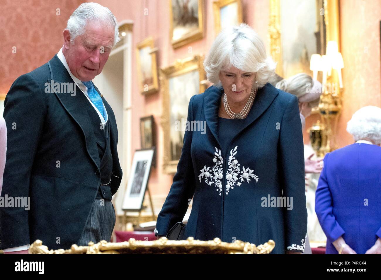 london-uk-23rd-oct-2018-prince-charles-and-camilla-duchess-of-cornwall-at-buckingham-palace-in-londen-on-october-23-2018-for-the-guided-tour-royal-collection-on-the-1st-of-a-2-days-statevisit-to-the-united-kingdom-credit-dpa-picture-alliancealamy-live-news-PXRGX4.jpg