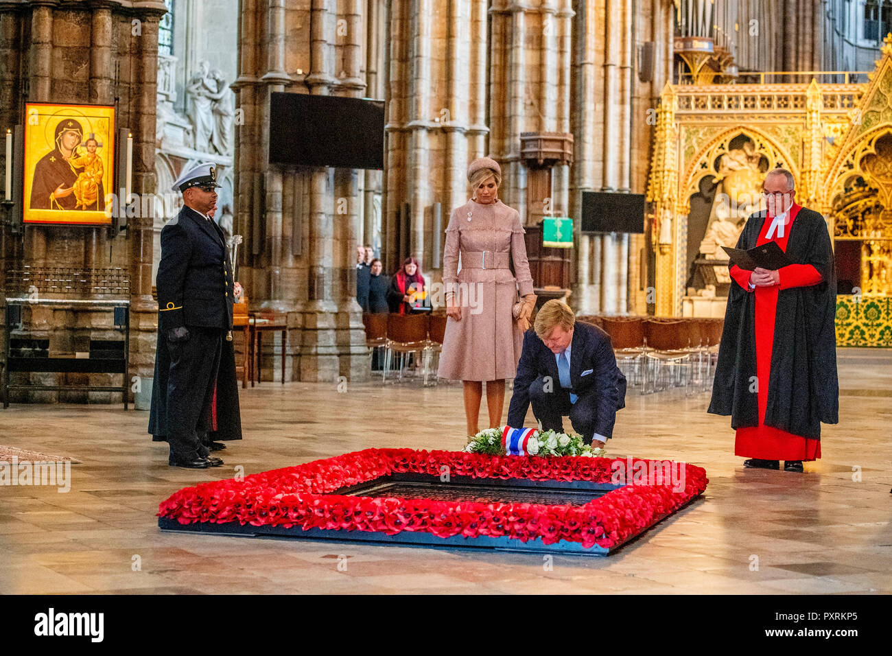 London, UK. 23rd Oct, 2018. King Willem-Alexander and Queen Maxima of The Netherlands visit Westminster Abbey and lay down a wreath at the grave of the unknown soldier in London, United Kingdom, 23 October 2018. The Dutch King and Queen are in the United Kingdom for an two day official state visit. Credit: Patrick van Katwijk |/dpa/Alamy Live News Stock Photo