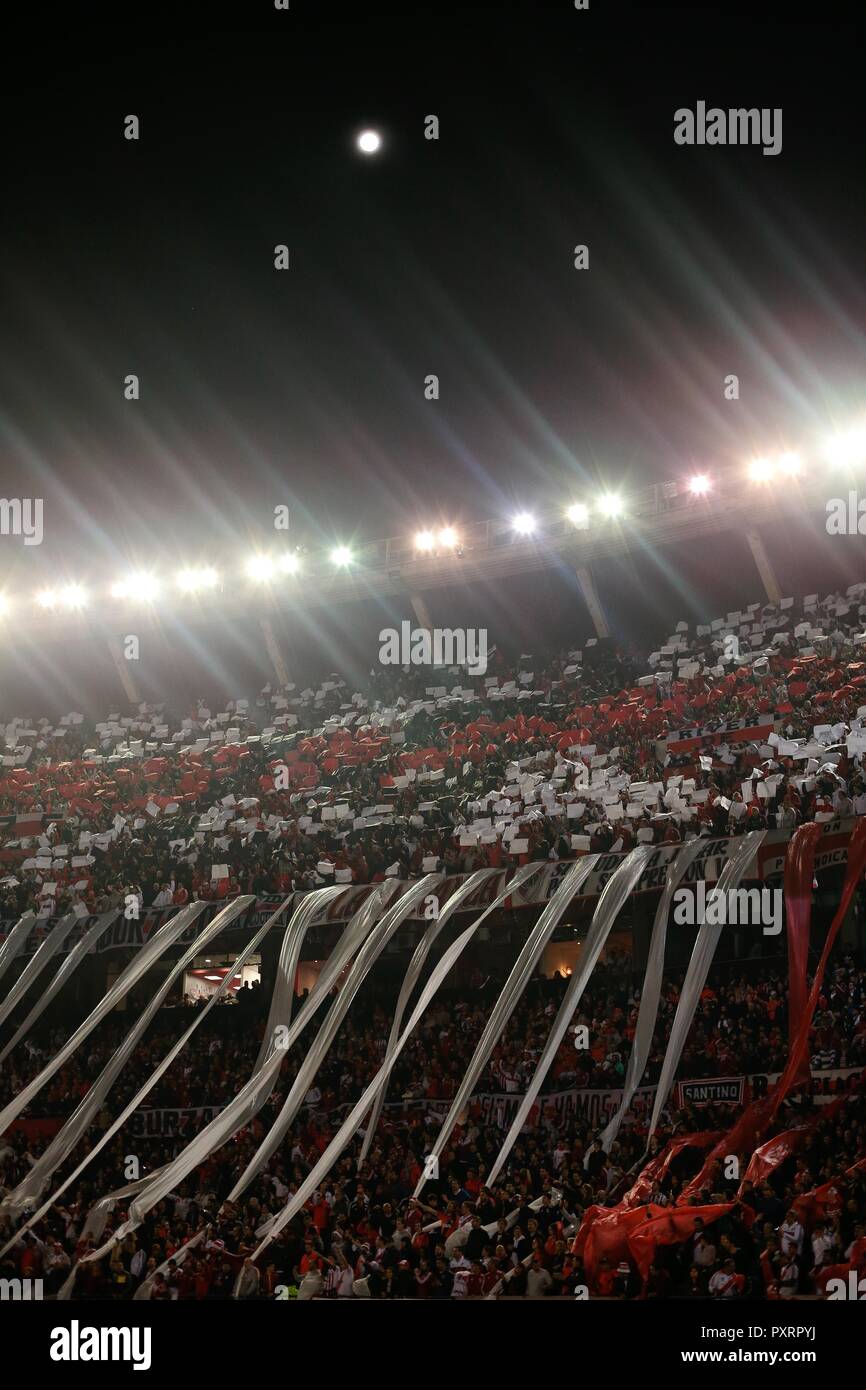 Buenos Aires, Argentina. 23rd Oct, 2018. River Plate cheerleader during River Plate match x Grêmio valid for the semifinal of the Copa Libertadores of America 2018, held at the Monumental Stadium Antonio Vespucio Liberti also known as Monumental de Nuñez in Buenos Aires, Argentina. Credit: Marcelo Machado de Melo/FotoArena/Alamy Live News Stock Photo