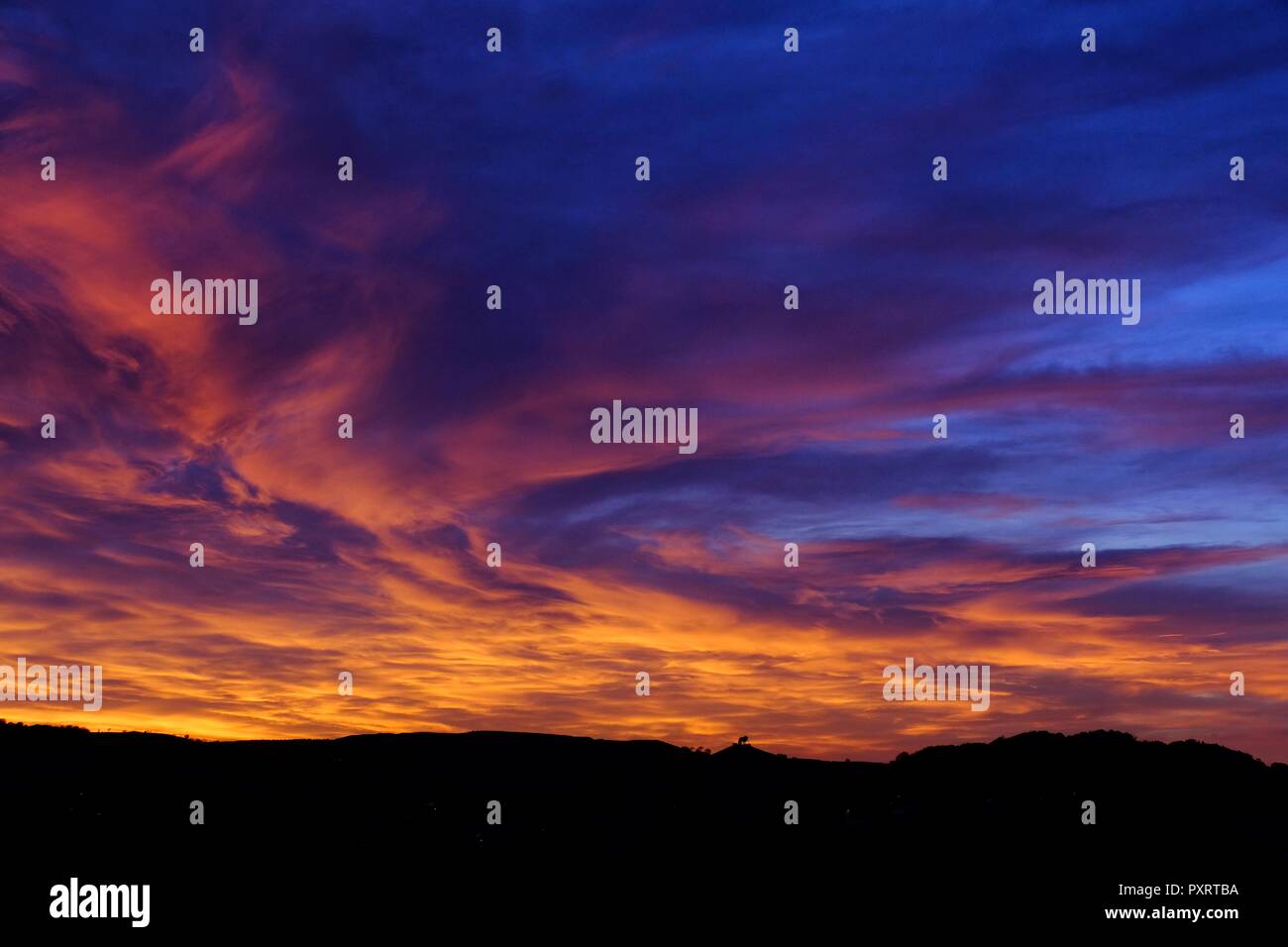 Bridport, Dorset, UK -23 October 2018. As the cold weather draws I and the days get shorter the town of Bridport in Dorset is treated to a spectacular sunset. Credit: Tom Corban/Alamy Live News Stock Photo