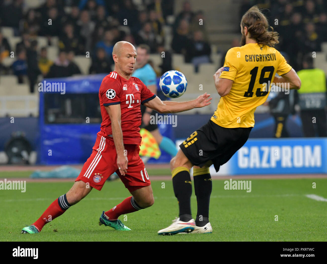 Athens, Greece. 23rd Oct, 2018. Soccer: Champions League, AEK Athens - Bayern  Munich, group stage, group E, 3rd matchday on 23.10.2018 in Athens. Arjen  Robben (l) from FC Bayern Munich fights for