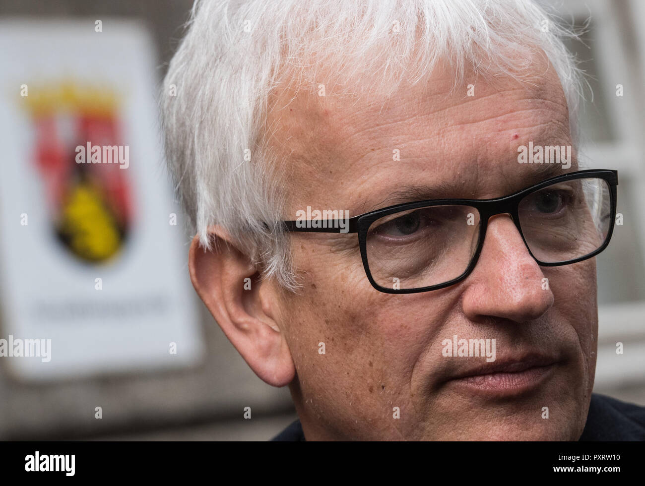 24 October 2018, Rhineland-Palatinate, Mainz: Jürgen Resch, Managing Director of Deutsche Umwelthilfe, is before the Administrative Court before the start of negotiations. The Administrative Court is negotiating a possible ban on diesel driving in the state capital of Rhineland-Palatinate. The case concerns a complaint by Deutsche Umwelthilfe (DUH) against the city of Mainz concerning exceeded limit values for nitrogen dioxide (NO2) in the air. Photo: Andreas Arnold/dpa Stock Photo