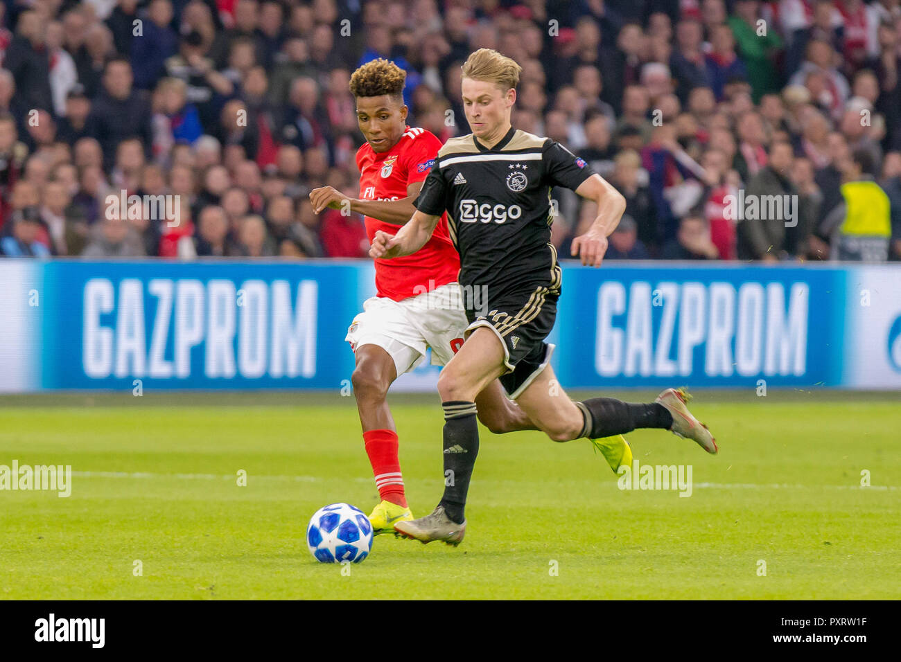 Ajax, Amsterdam. 23rd Oct 2018. 23-10-2018: Voetbal: Ajax v Benfica: Amsterdam L-R Frenkie de Jong of Ajax , Gedson Fernandes of Benfica Champions League 2018-2019 Credit: Orange Pictures/Alamy Live News Stock Photo
