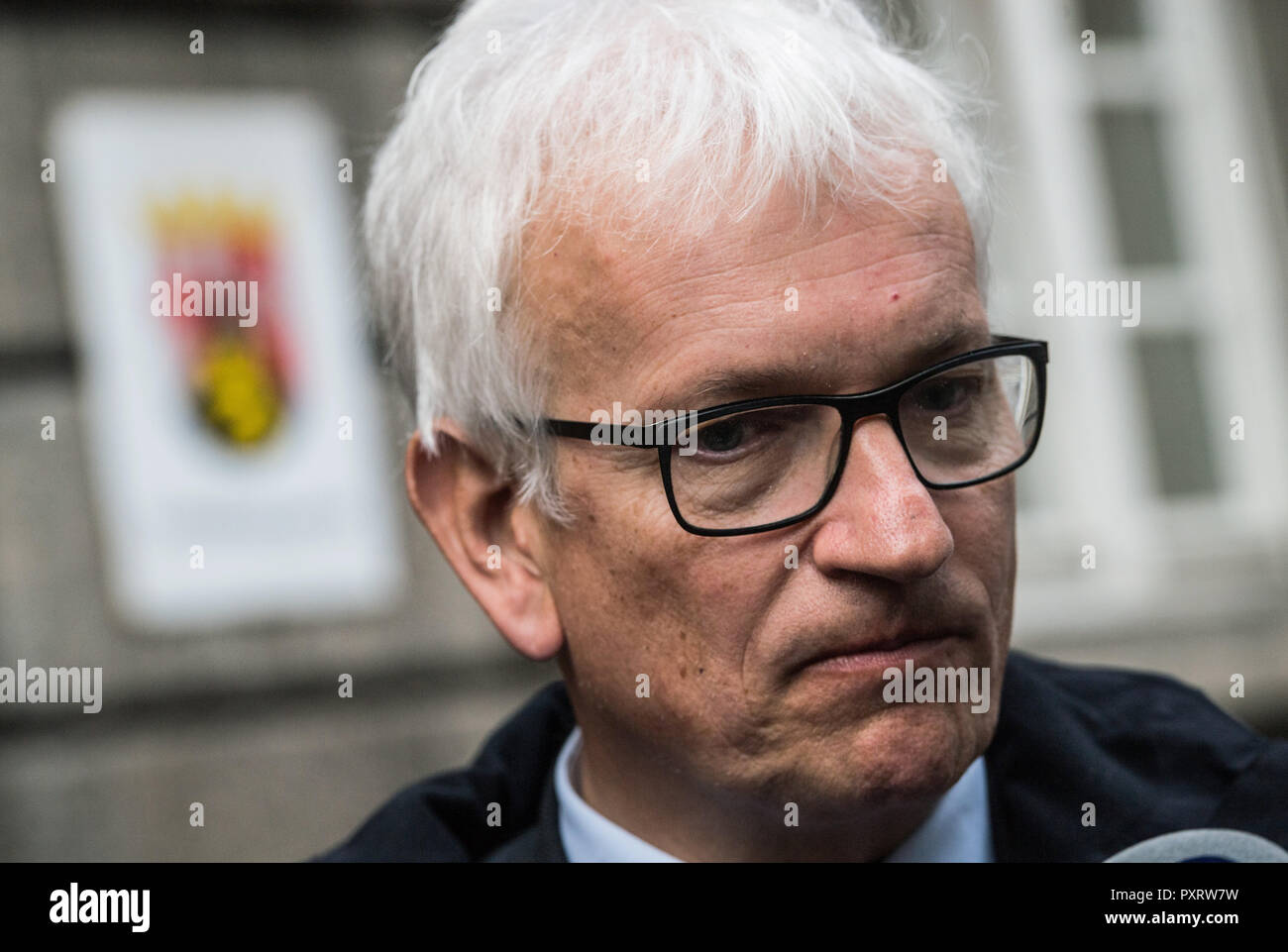 24 October 2018, Rhineland-Palatinate, Mainz: Jürgen Resch, Managing Director of Deutsche Umwelthilfe, is before the Administrative Court before the start of negotiations. The Administrative Court is negotiating a possible ban on diesel driving in the state capital of Rhineland-Palatinate. The case concerns a complaint by Deutsche Umwelthilfe (DUH) against the city of Mainz concerning exceeded limit values for nitrogen dioxide (NO2) in the air. Photo: Andreas Arnold/dpa Stock Photo
