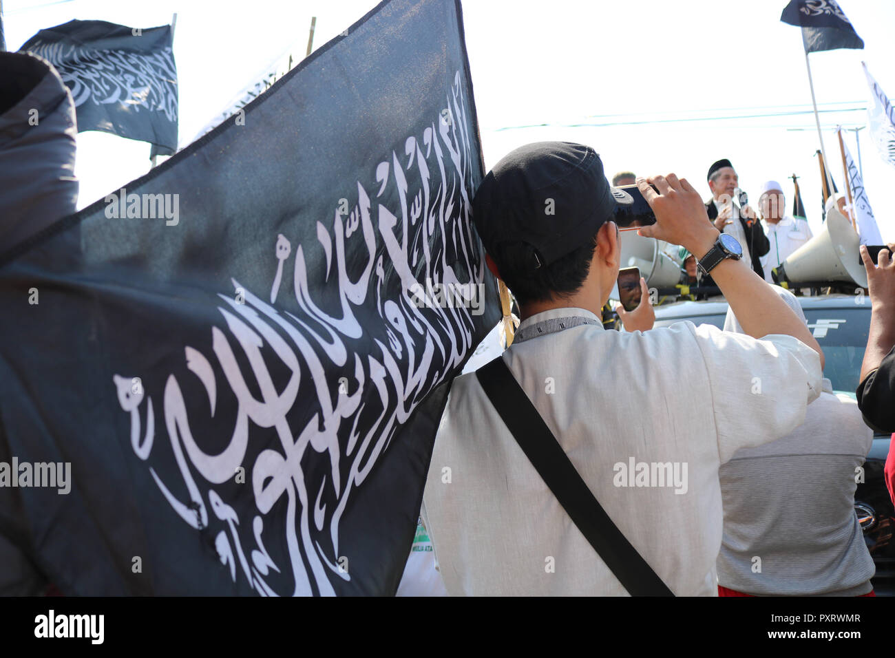 Makassar, Indonesia. 24th Oct 2018. Hundreds of Makassar's Muslim masses who are members of the Islamic Defenders Front (FPI), staged a demonstration on the streets of Makassar, Indonesia, Wednesday, October 24, 2018. The demonstration was carried out because it did not accept the burning of the tauhid flag in Garut which was carried out by a number of Bansers Credit: Herwin Bahar/Alamy Live News Stock Photo