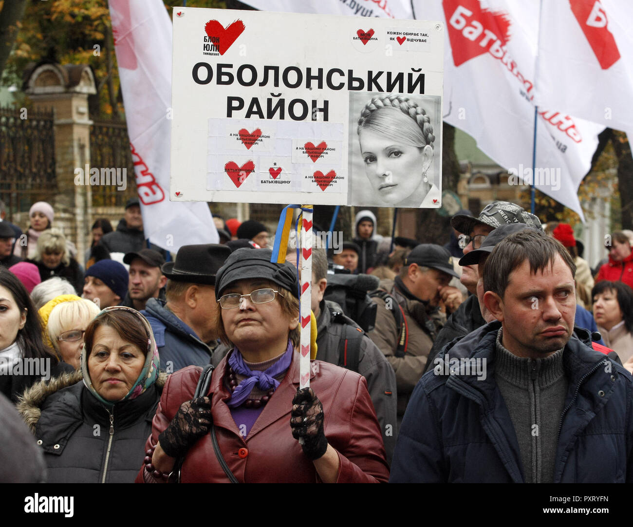 Kiev, Ukraine. 24th Oct, 2018. An Ukrainian seen holding a placard with a picture of Ukrainian opposition leader Yulia Tymoshenko, during a protest demanding to cancel the the Cabinet of Ministers decision to raise the gas price by 23.5%, in front of the President Administration in Kiev, Ukraine, on 24 October 2018. On October 19 Ukrainian government decided to raise gas prices for domestic customers in accordance with an International Monetary Fund demand to avoid possible default and in a move to secure fresh loans. Credit: Pavlo Gonchar/SOPA Images/ZUMA Wire/Alamy Live News Stock Photo