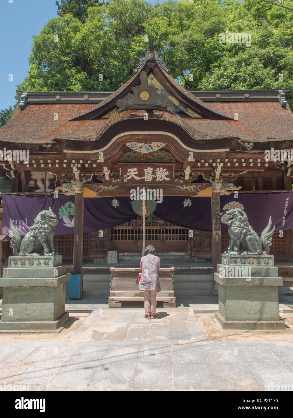 Woman worshipping, Yakuriji temple 85, Shikoku 88 temple pilgrimage, Takamatsu, Kagawa, Japan Stock Photo