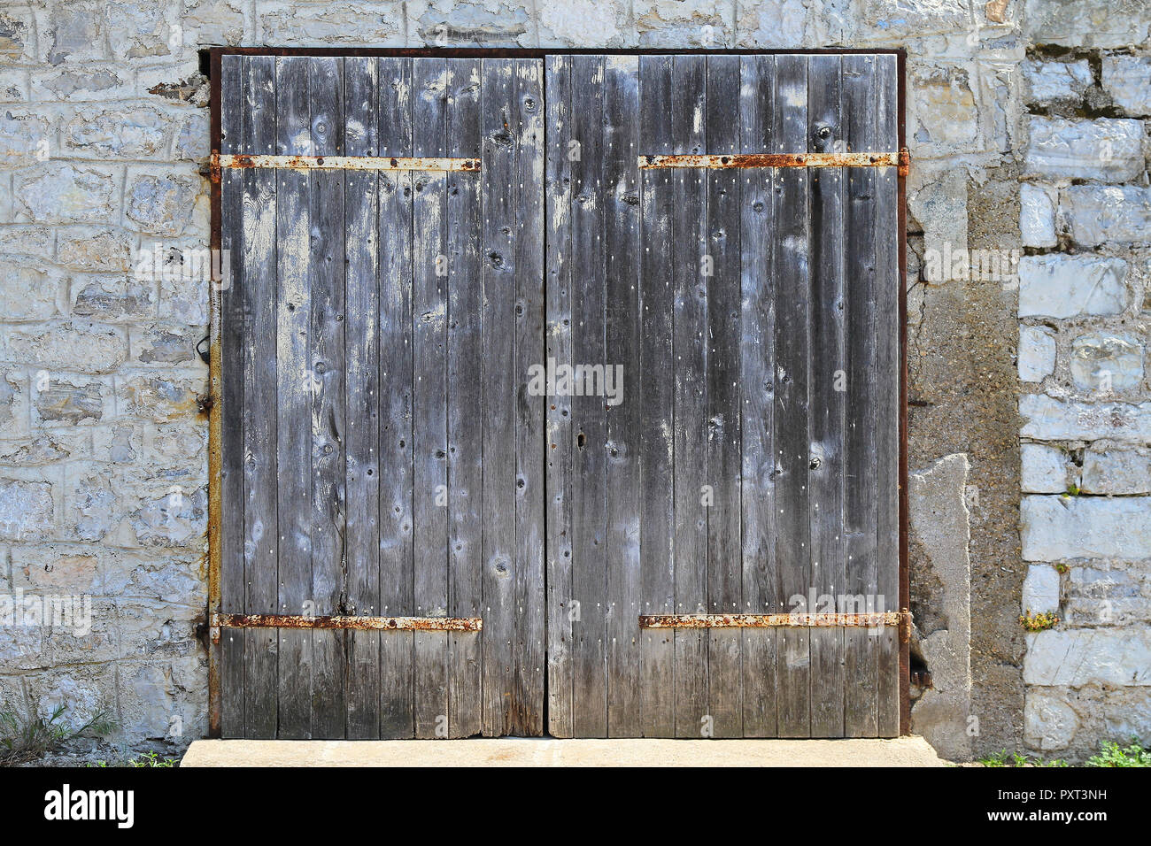 Wood double door hi-res stock photography and images - Alamy
