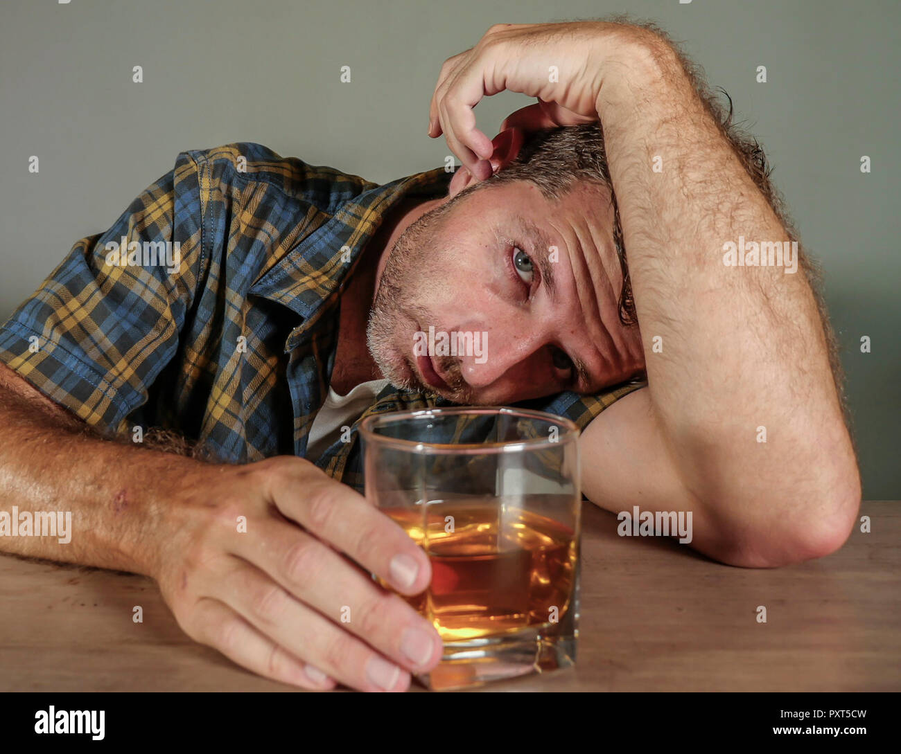 Признаки алкоголизма. От чего пьянеют. Пьющий мужчина. Как человек пьянеет. Стыдно от пьянки.
