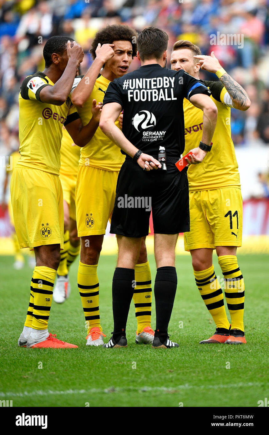 fast suspendere Fundament Referee Referee Harm Osmers draws red card against Borussia Dortmund 09  BVB, from left Abou Diallo, Axel Witsel, Marco Reus Stock Photo - Alamy