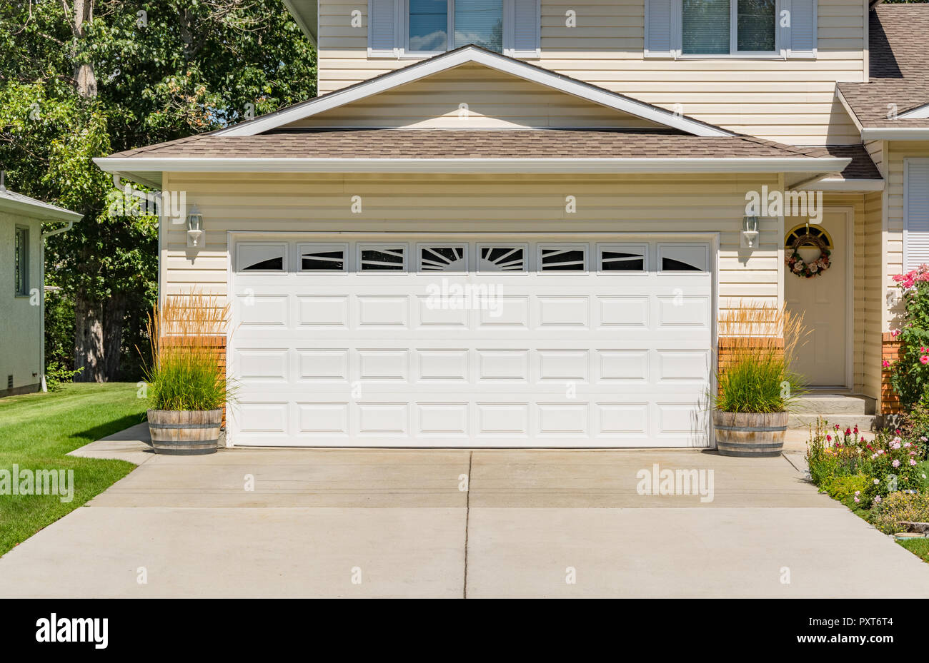 A Perfect Neighbourhood Family House With Double Wide Garage Door