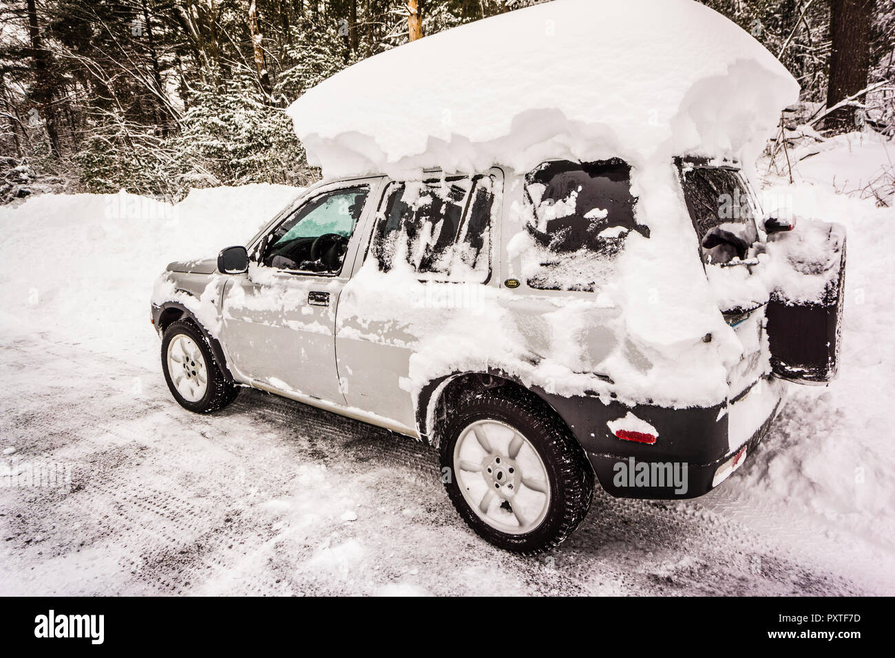 Snow covered Land Rover Freelander   Simsbury, Connecticut, USA Stock Photo