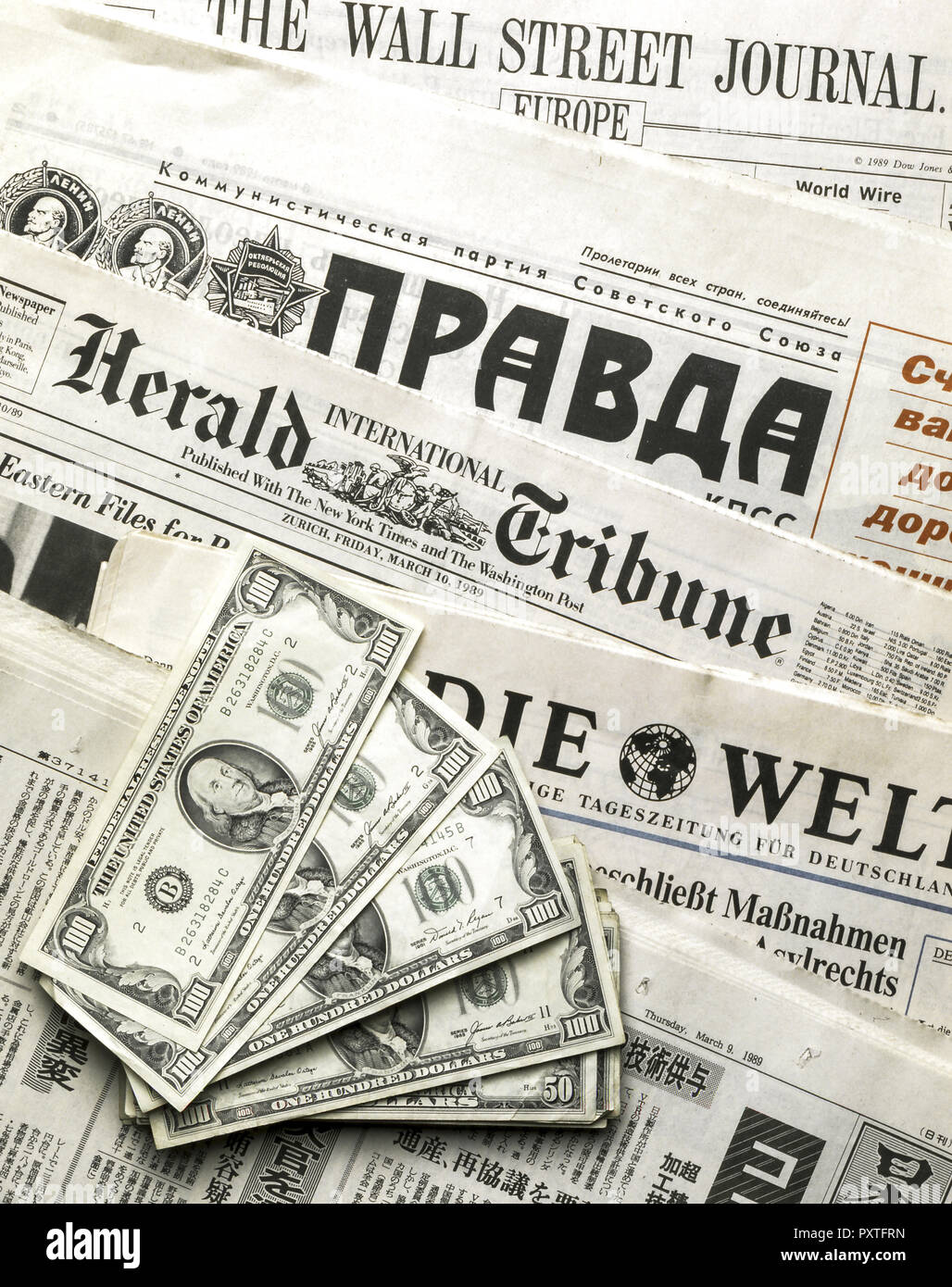 US Dollar Banknoten auf Tageszeitungen, US Dollar banknotes on