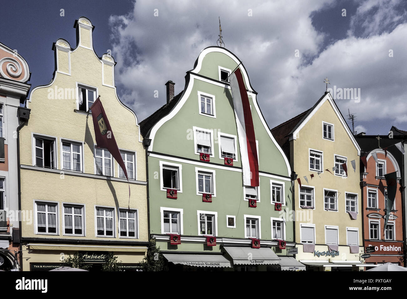 Bunte Fassaden an den Häusern in der Altstadt von Landshut, Bayern