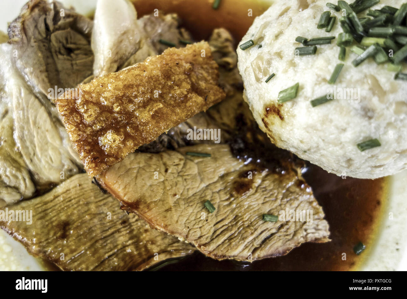 Bayerischer Schweinebraten mit Kruste und Knödel Stock Photo - Alamy