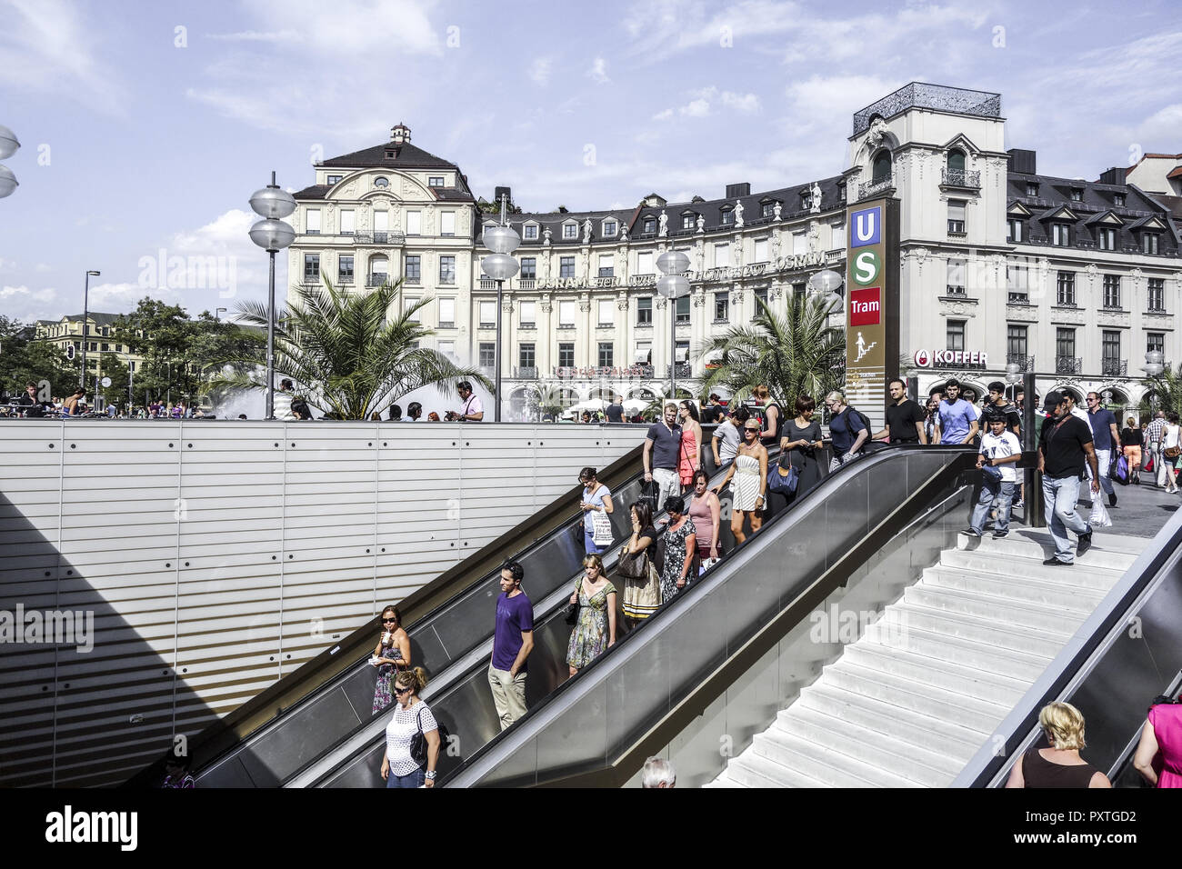 Rolltreppe mit Passanten am Karlsplatz, Stachus, in München, Bayern Deutschland..(nur redaktionell nutzbar, kein model release vorhanden) Stock Photo
