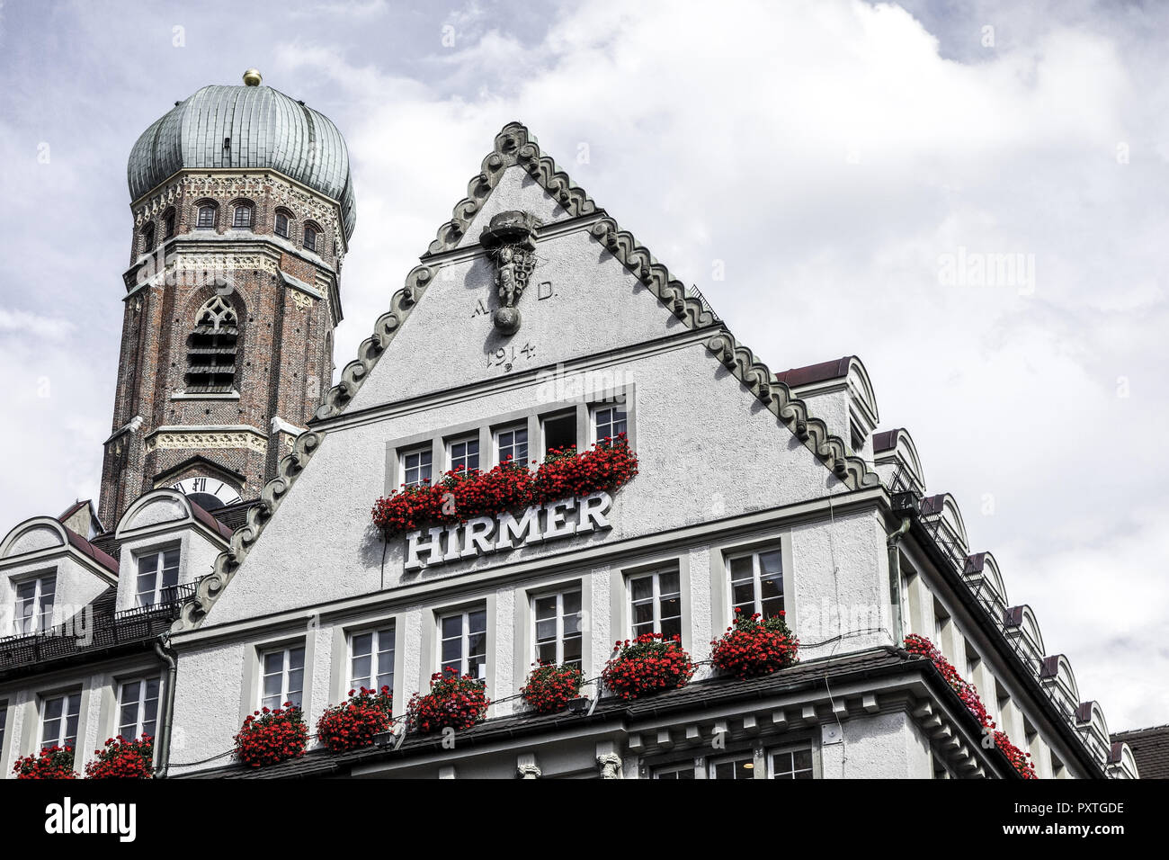 Munchen Das Kaufhaus Hirmer In Der Neuhauserstrasse Mit Frauenkirche Bayern Deutschland Stock Photo Alamy