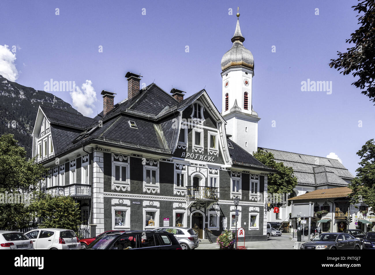 Garmisch-Partenkirchen, Ortsteil Garmisch, Apotheke, Pfarrkirche St. Martin, Werdenfels, Bayern, Oberbayern, Deutschland Stock Photo