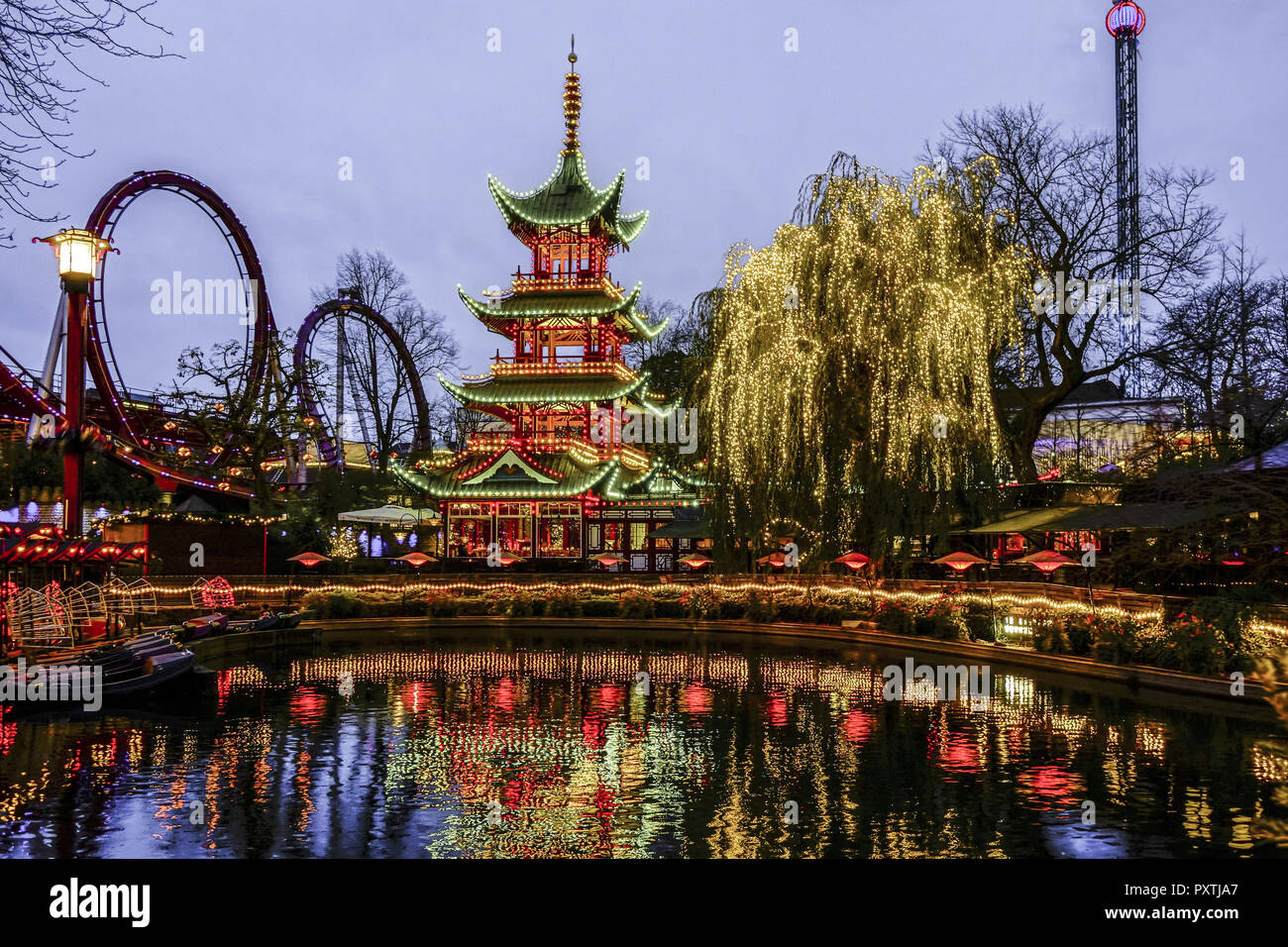 Chinesischer Turm im Tivoli mit Weihnachtsdekoration, Kopenhagen, Dänemark, Europa, Chinese Tower in Tivoli with Christmas decoration, Copenhagen, Den Stock Photo
