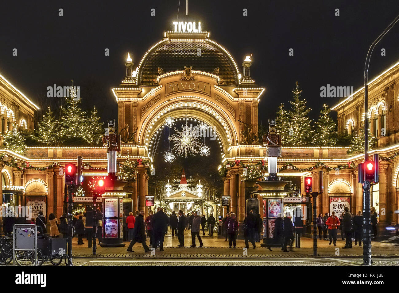 Haupteingang zum Tivoli mit Weihnachtsdekoration, Kopenhagen, Dänemark