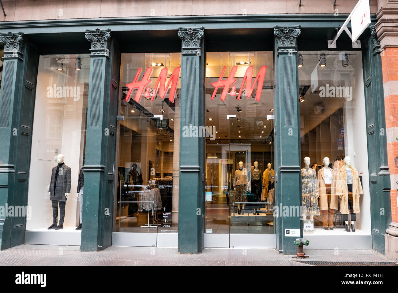 H&M store in the SoHo neighbourhood of New York City Stock Photo - Alamy
