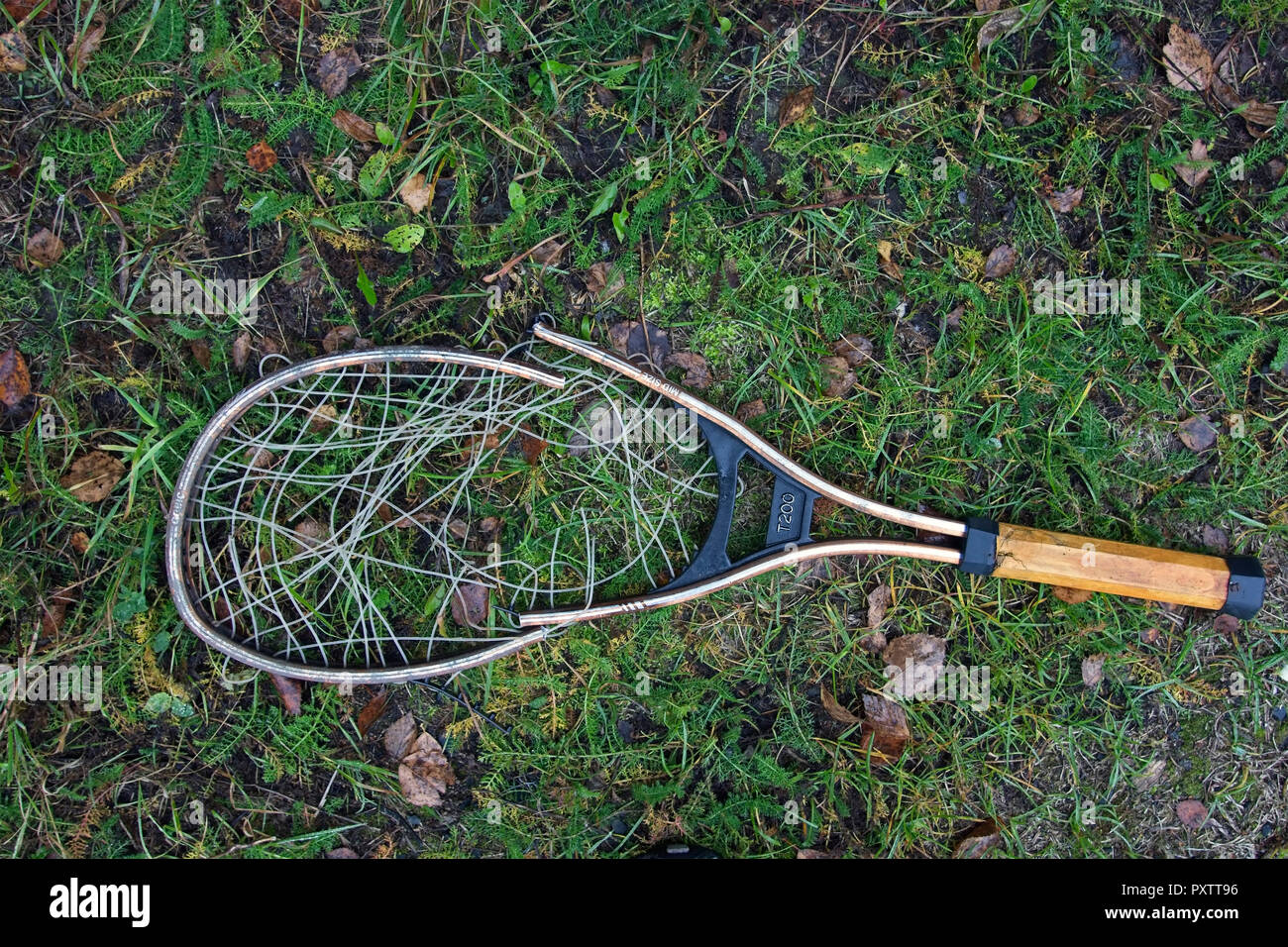broken tennis racket Stock Photo - Alamy