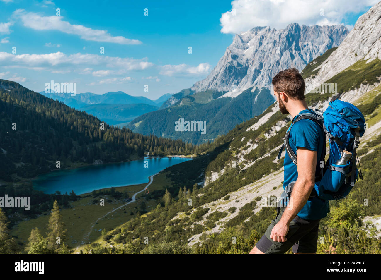 Austria, Tyrol, Young man hiking in the maountains at Lake Seebensee Stock Photo