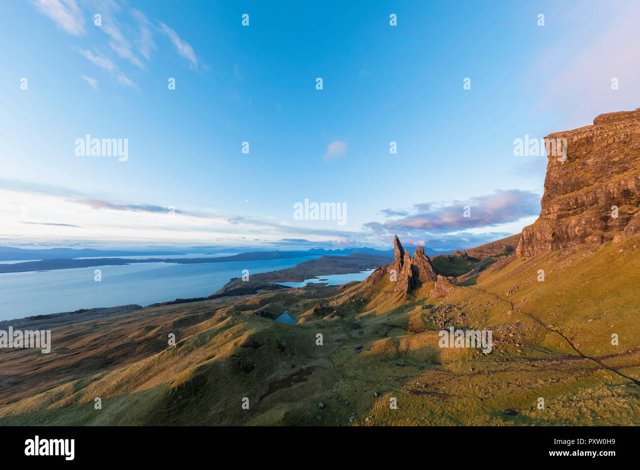 UK, Scotland, Inner Hebrides, Isle of Skye, Trotternish, morning mood at Loch Leathan and The Storr Stock Photo
