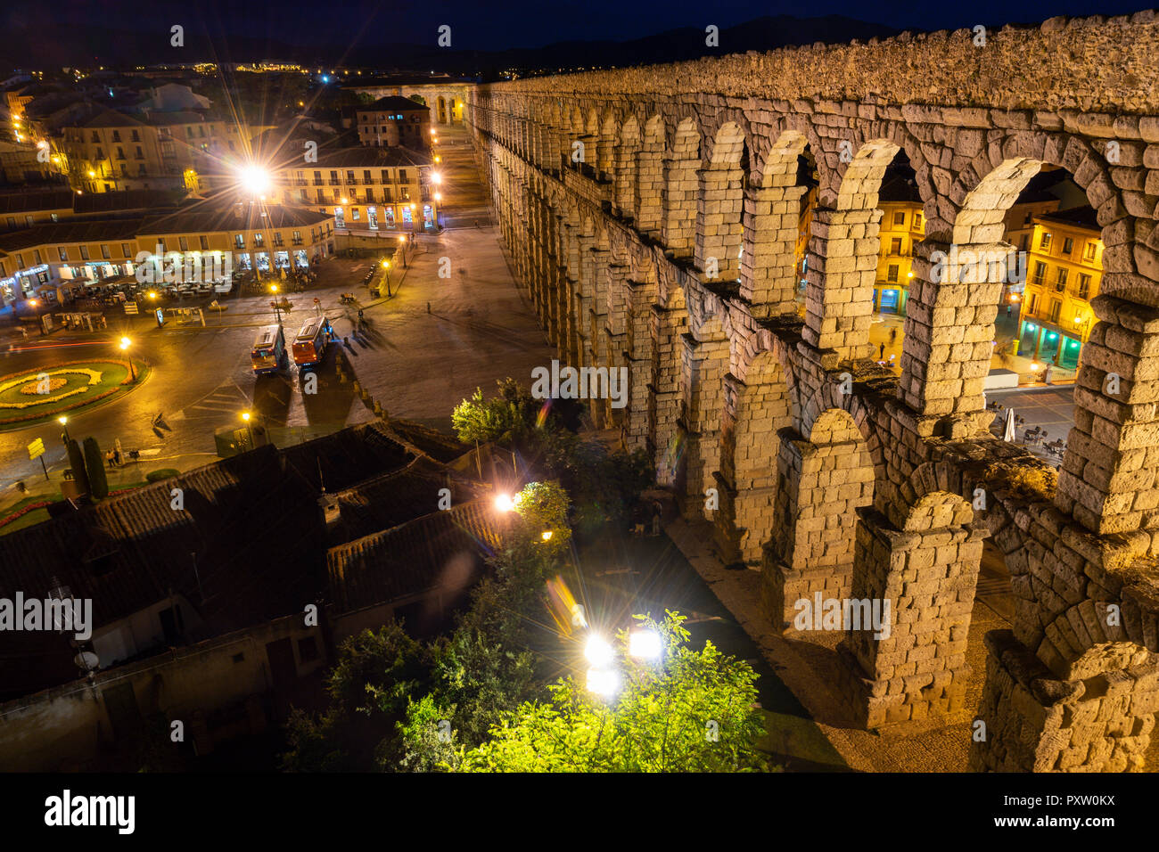 Ancient roman aqueduct in night segovia hi-res stock photography and ...