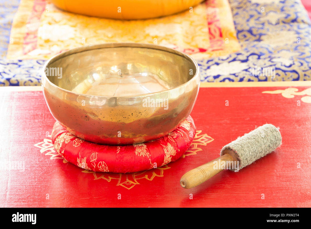Singing bowl hires stock photography and images Alamy