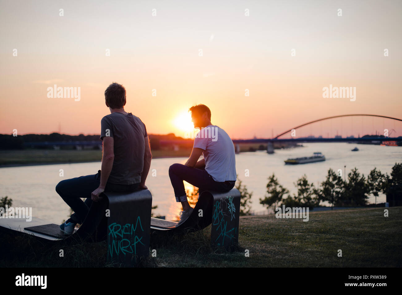 Мужчина лежит с закрытыми глазами. Юра лежал с закрытыми глазами. Девушка лежит с закрытыми глазами. Женщина спит у венков. Девушка с закрытыми глазами на кровати.