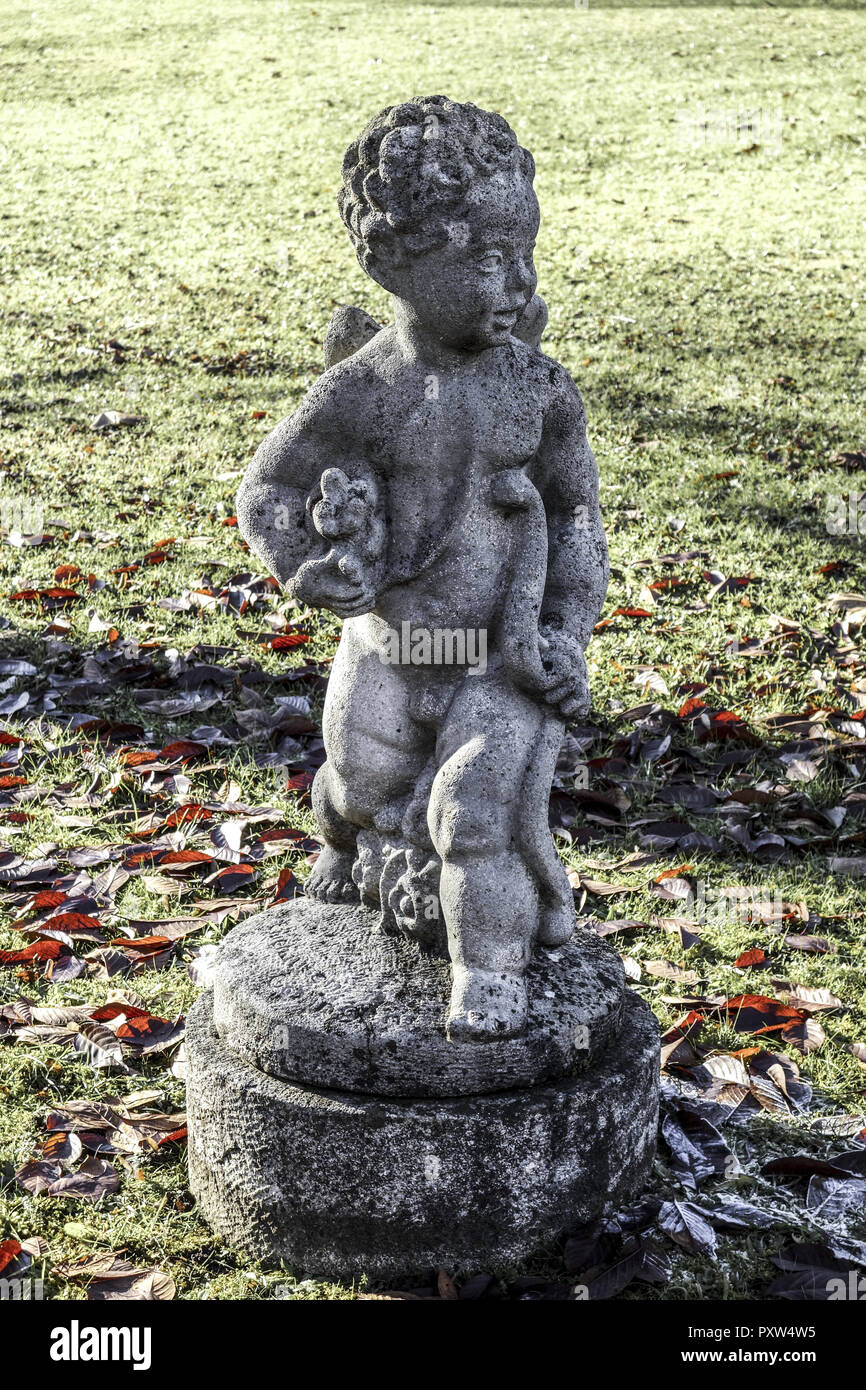 Verwitterte Steinskulptur im Schlosspark Höhenried, Starnberger See, Bayern, Deutschland, Weathered stone sculpture in the Palace Park Hoehenried, Lak Stock Photo