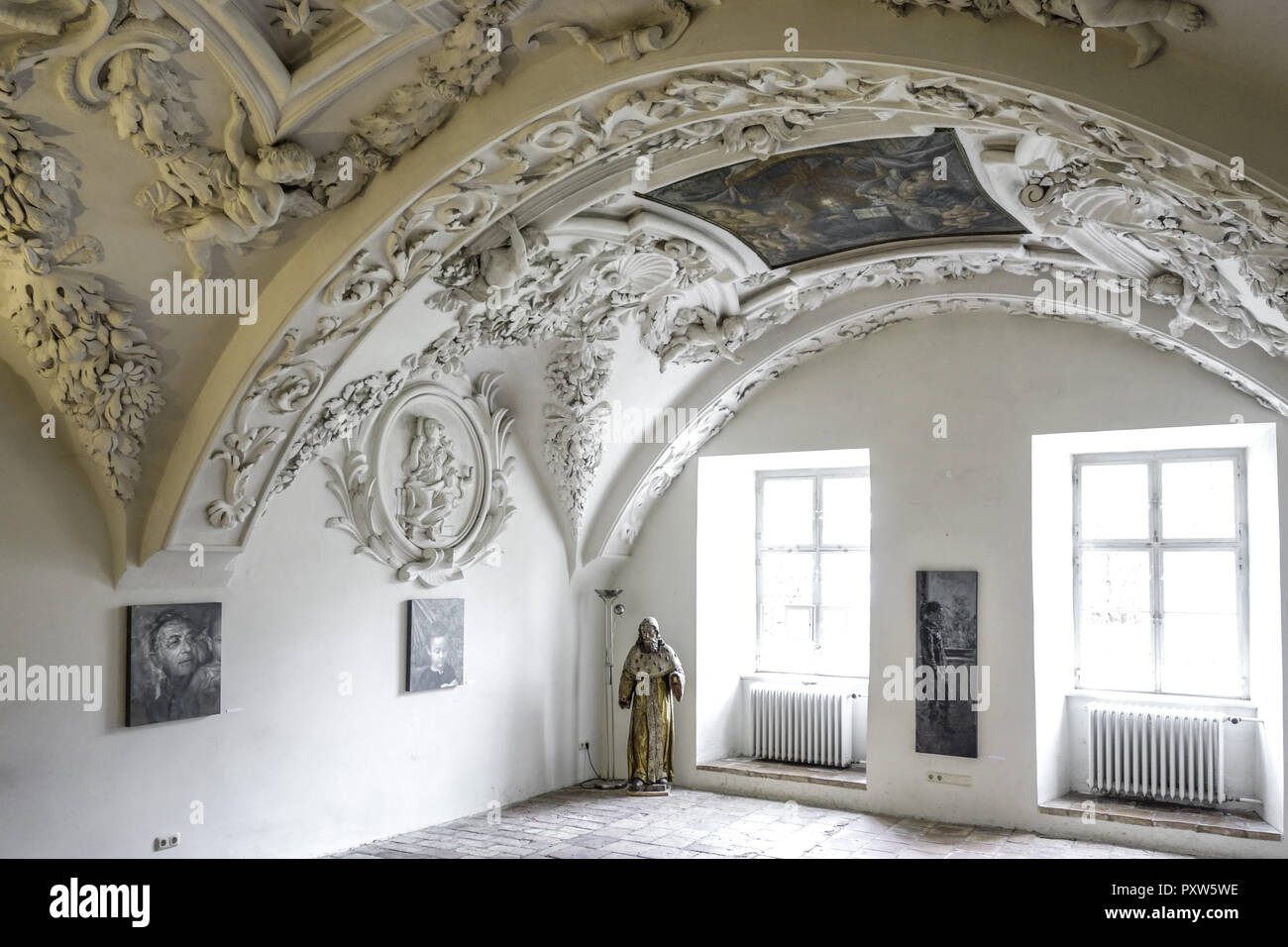 Gewölbe mit Fresken und Deckengemälde im Kloster Benediktbeuern, Oberbayern, Bayern, Deutschland Stock Photo