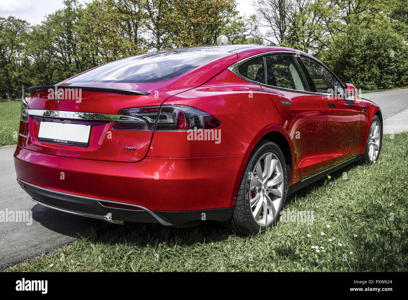 Roter Tesla Model S P85, ein Luxus-Elektroauto Stock Photo - Alamy