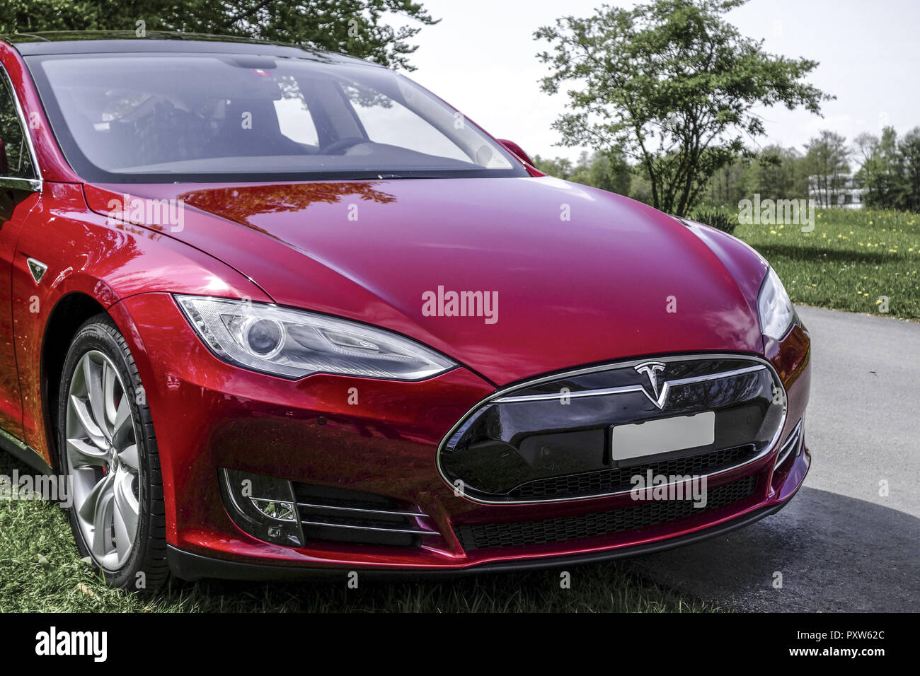 Roter Tesla Model S P85, ein Luxus-Elektroauto Stock Photo - Alamy