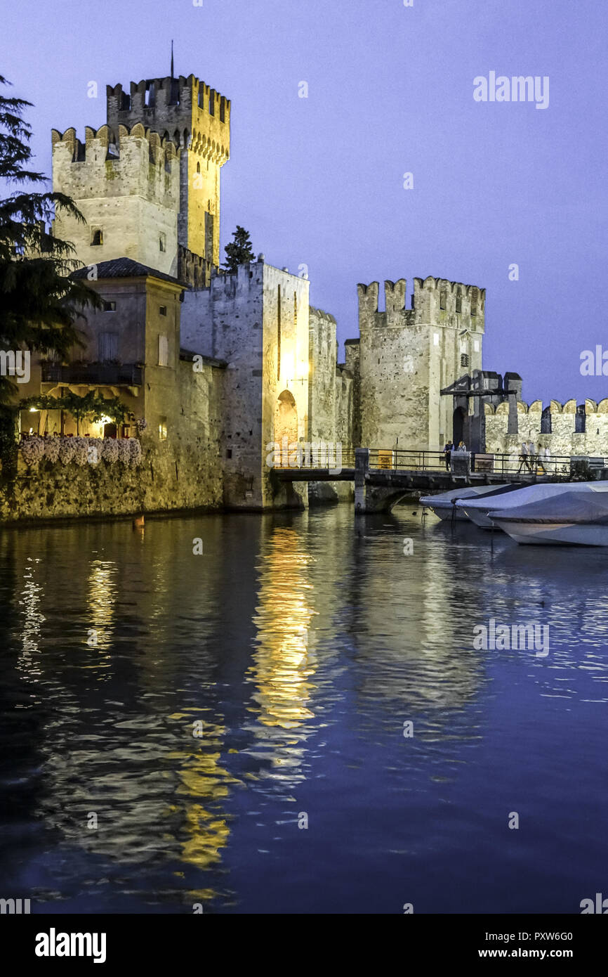 Scaligerburg (Castello Scaligero) in Sirmione am Gardasee bei Nacht, Lombardei, Italien, Europa Stock Photo