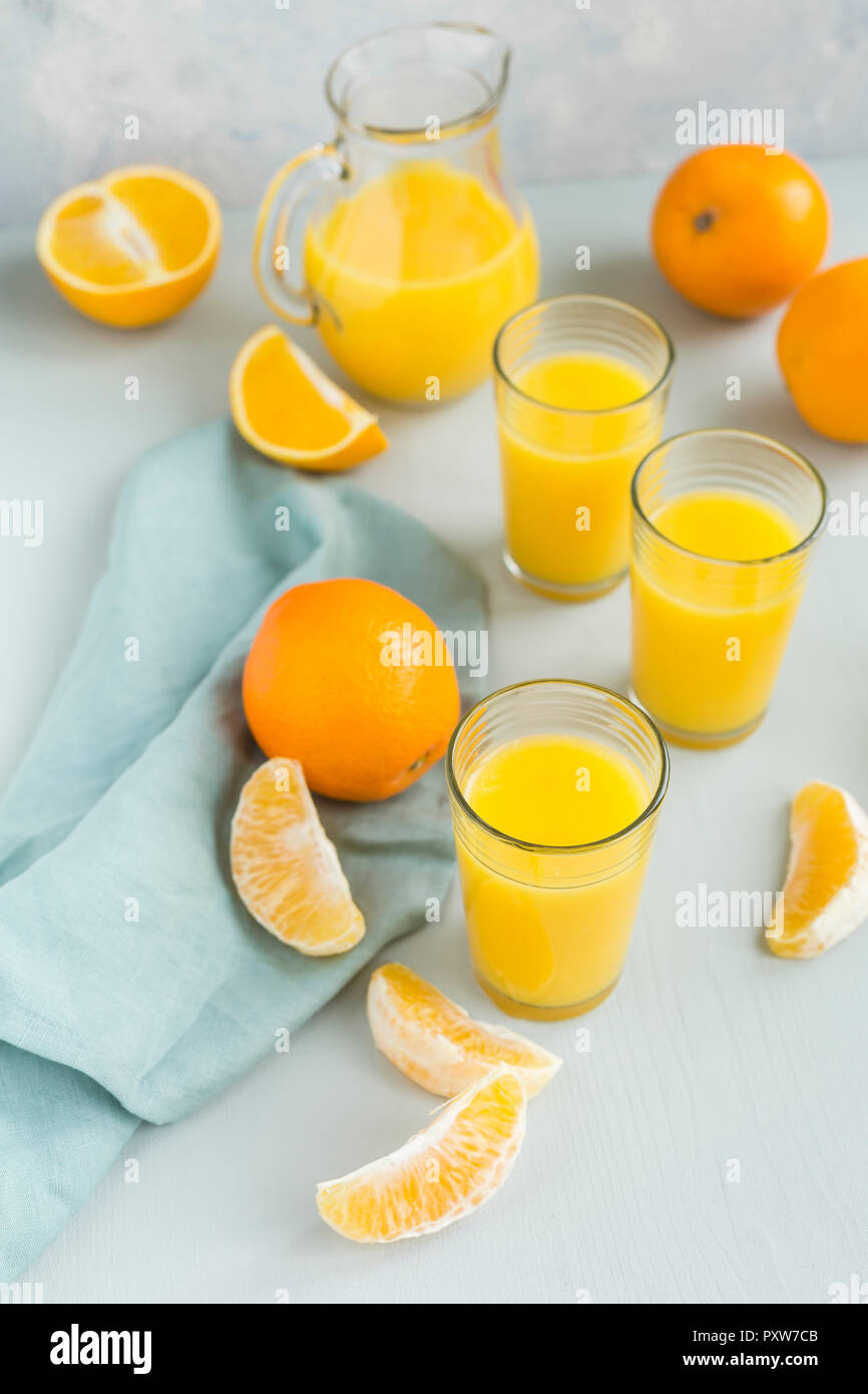https://c8.alamy.com/comp/PXW7CB/glasses-of-freshly-squeezed-orange-juice-and-oranges-PXW7CB.jpg