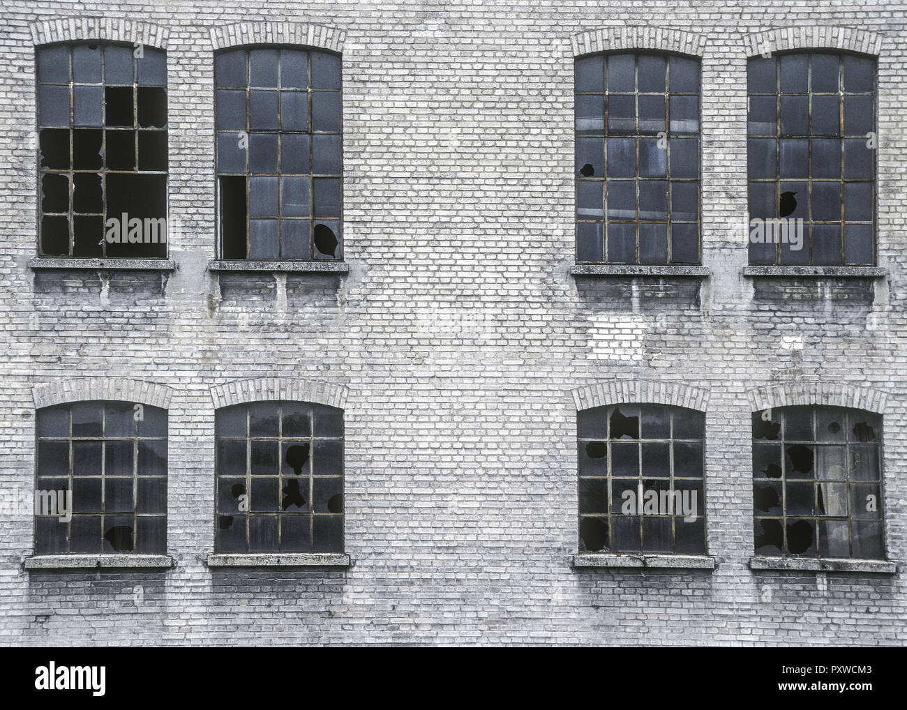 Kaputte Fenster in alter Fabrikmauer Stock Photo