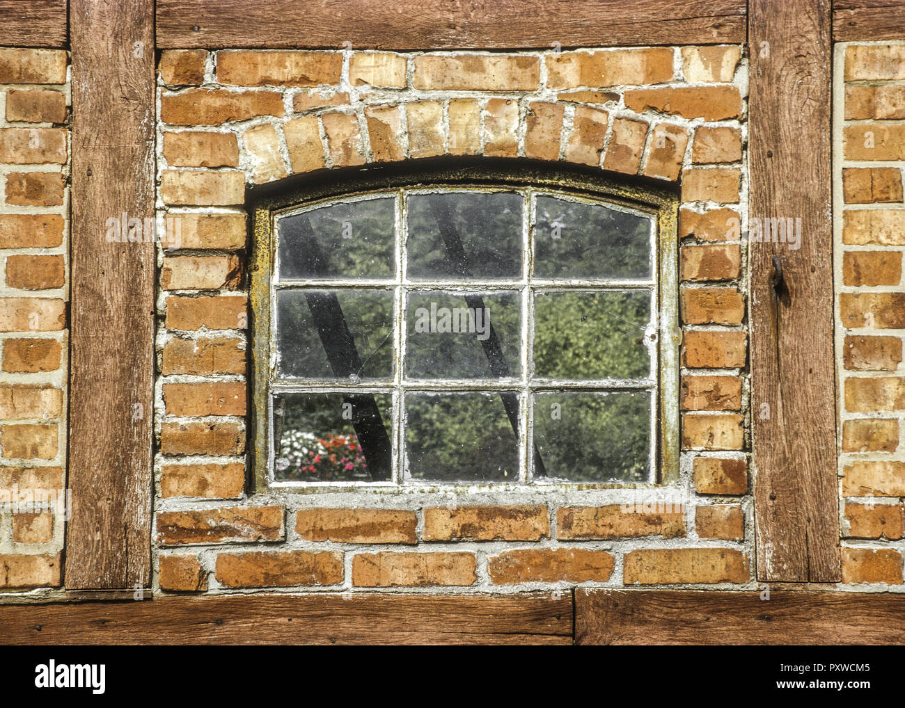 Sprossenfenster in alter Ziegelmauer Stock Photo