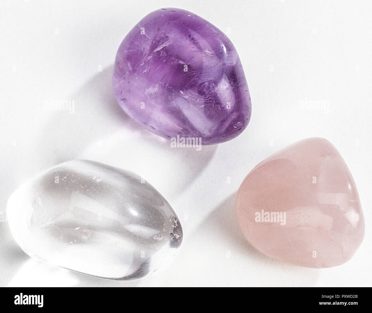 Drei polierte Steine, Bergkristall, Amethyst, Rosenquarz Stock Photo - Alamy