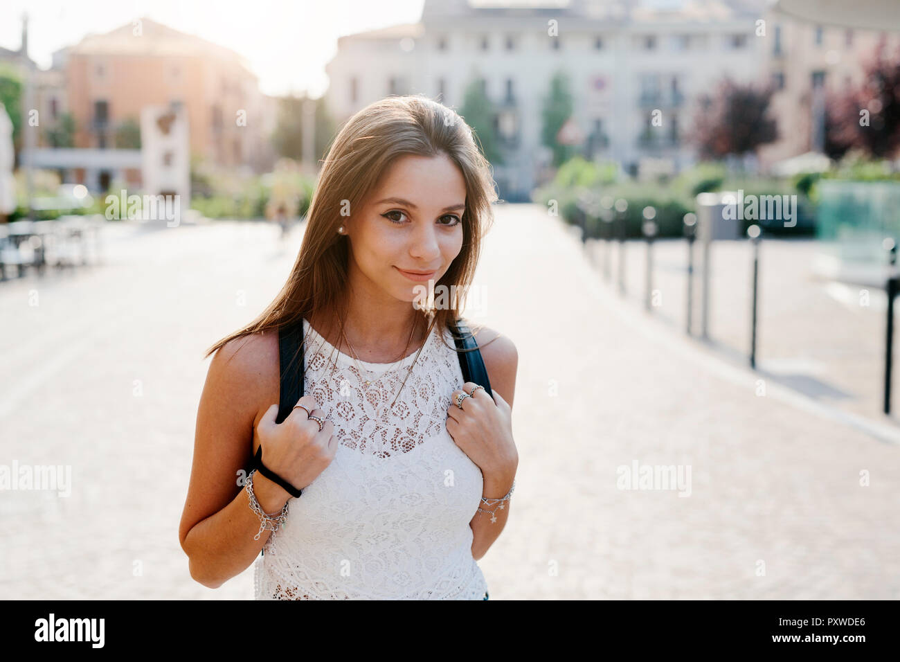 Portrait of smiling young woman in the city Stock Photo - Alamy