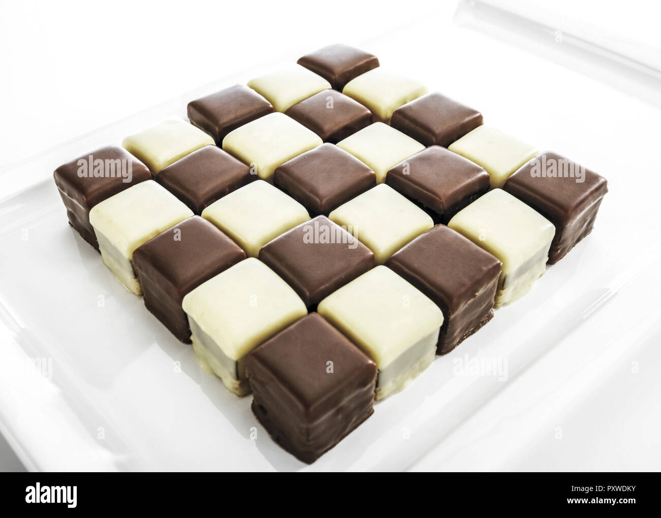 Dominosteine aus Schokolade, schwarz und weiss Stock Photo
