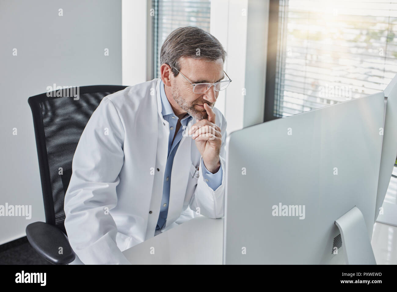 Doctor using computer Stock Photo