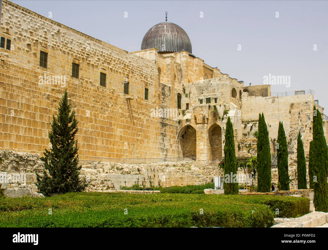 The Dome of the Al Aqsa mosque on theTemple Mount in Jerusalem with part of the southern wall of the ancient Temple Mount Stock Photo