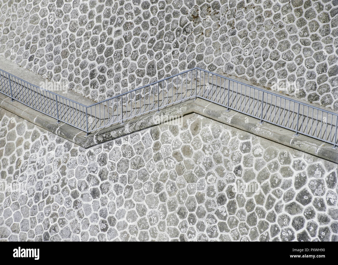 Treppe an einer Steinmauer Stock Photo