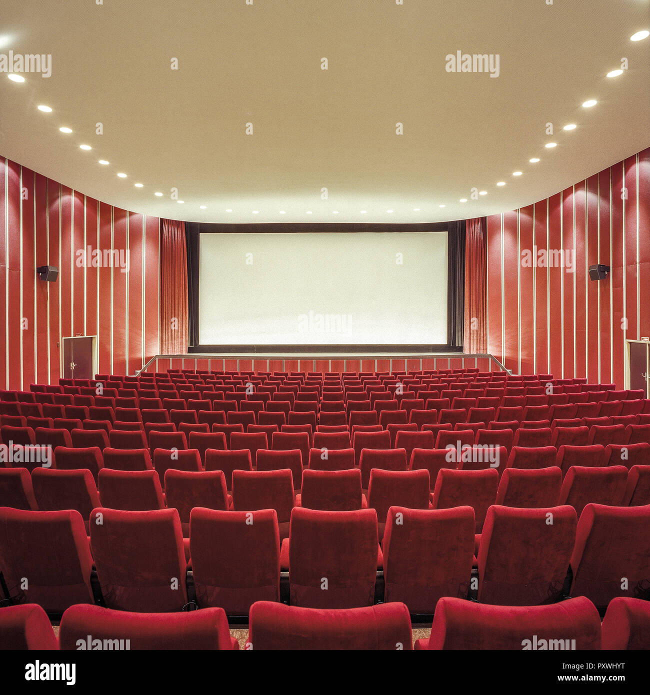Kinosaal, Sitzreihen und Leinwand Stock Photo - Alamy