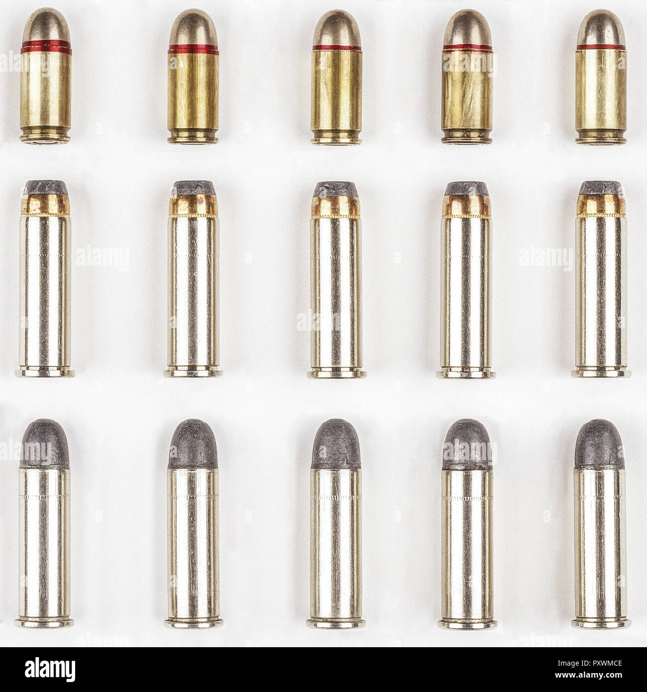 Munition, verschiedene Patronen aufgereiht Stock Photo Alamy