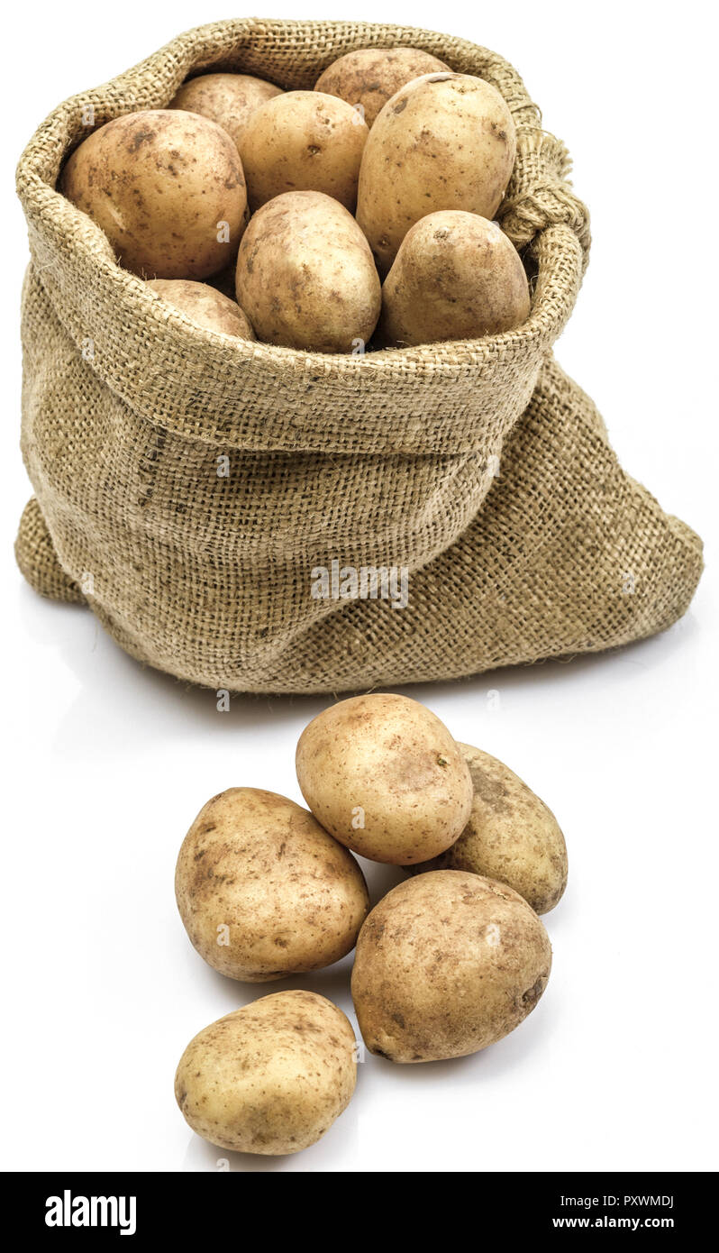 Kartoffelsack mit einzelnen Kartoffeln davor Stock Photo